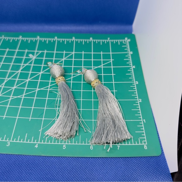 Grey long fringe feather dangle earrings 806 - Picture 3 of 4